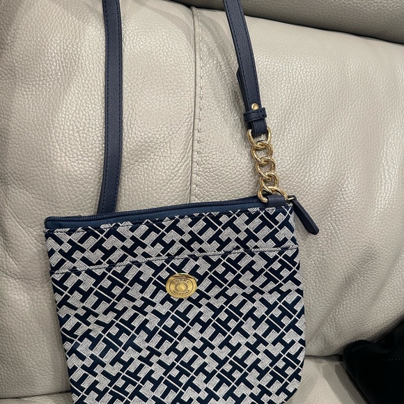 Tommy Hilfiger 10x10x2 “crossbody bag . Navy and gray with gold tone hardware - Picture 2 of 6